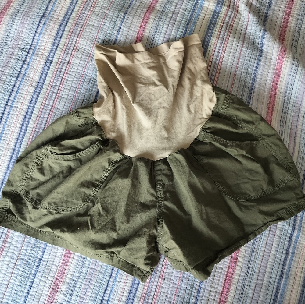 EUC motherhood Maternity green full panel shorts, size XL